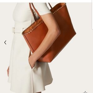 Valentino Garavani Rockstud beige hand bag